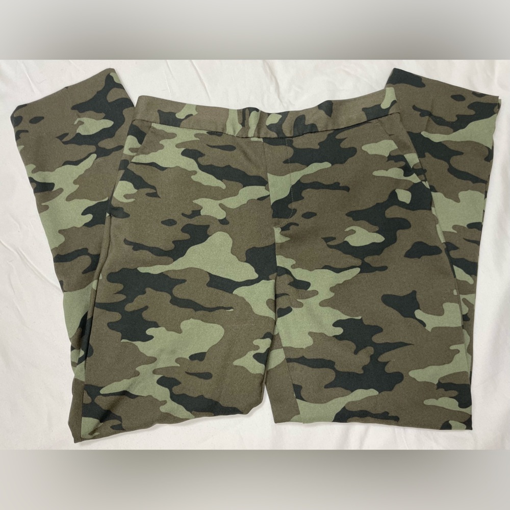 Banana Republic Camouflage Cropped Pants - Green & Black